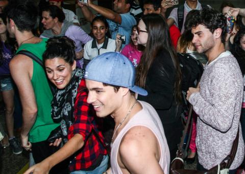  Atores da novela argentina 'Violetta' causam tumulto no aeroporto de SP